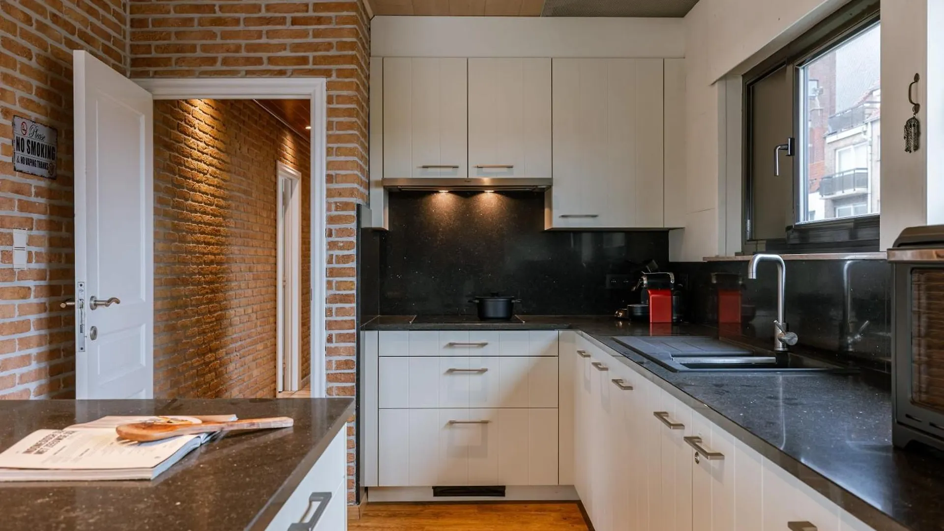 Huswell - Sunny & Stylish Beachside Retreat Ostend Apartment